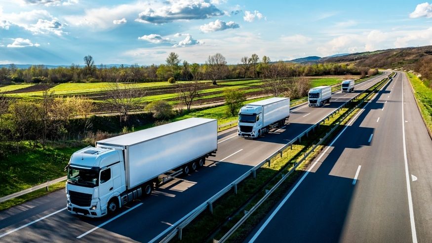 VBOX-3123-R2312 in-vehicle computing hub deployed in a fleet tracking system with UPS and 5G connectivity for real-time transit monitoring.